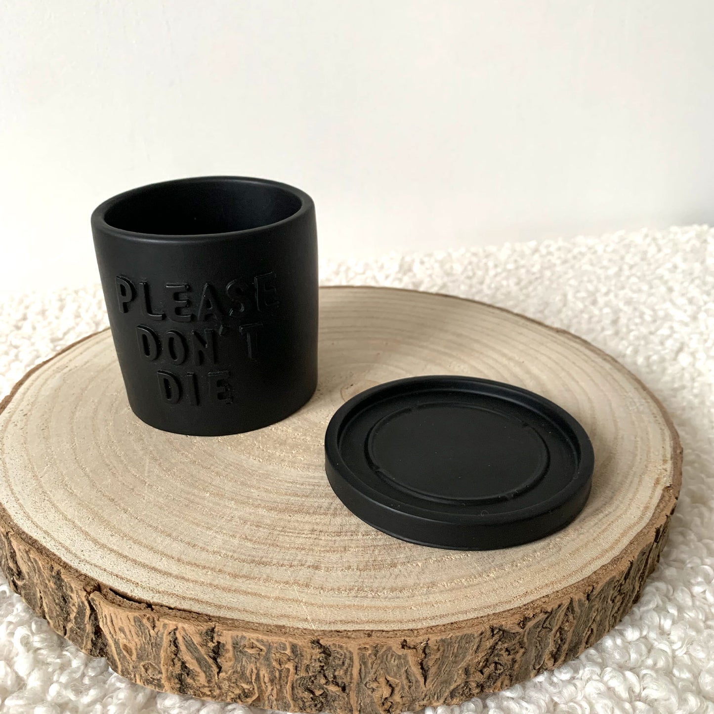 Cache-pot artisanal avec soucoupe "Please don't Die" Iris Noir