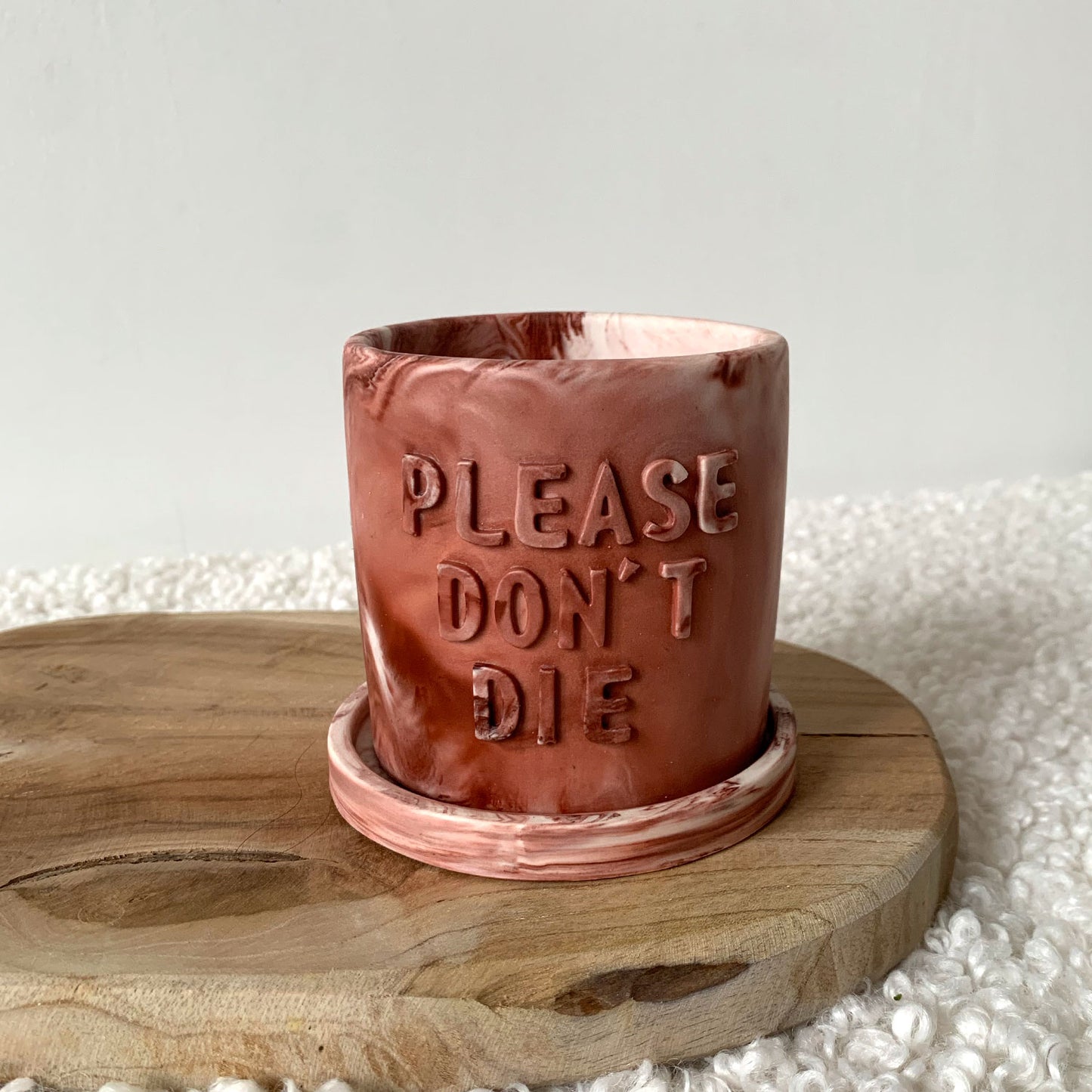 Cache-pot marbré "Please don't Die" fait à la main en jesmonite Iris rose et rouge