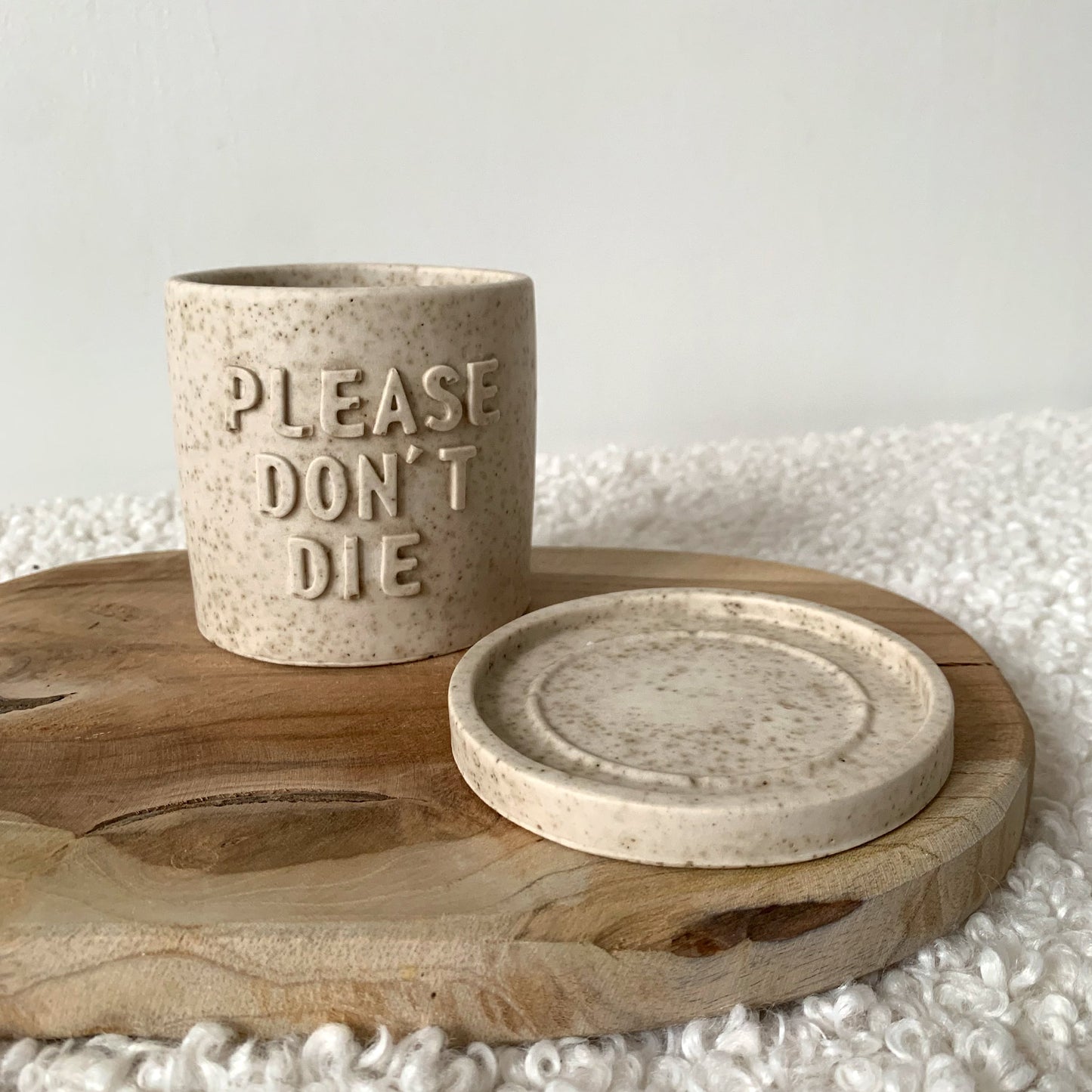 Cache-pot beige moucheté fait main avec soucoupe "Please don't Die" Iris