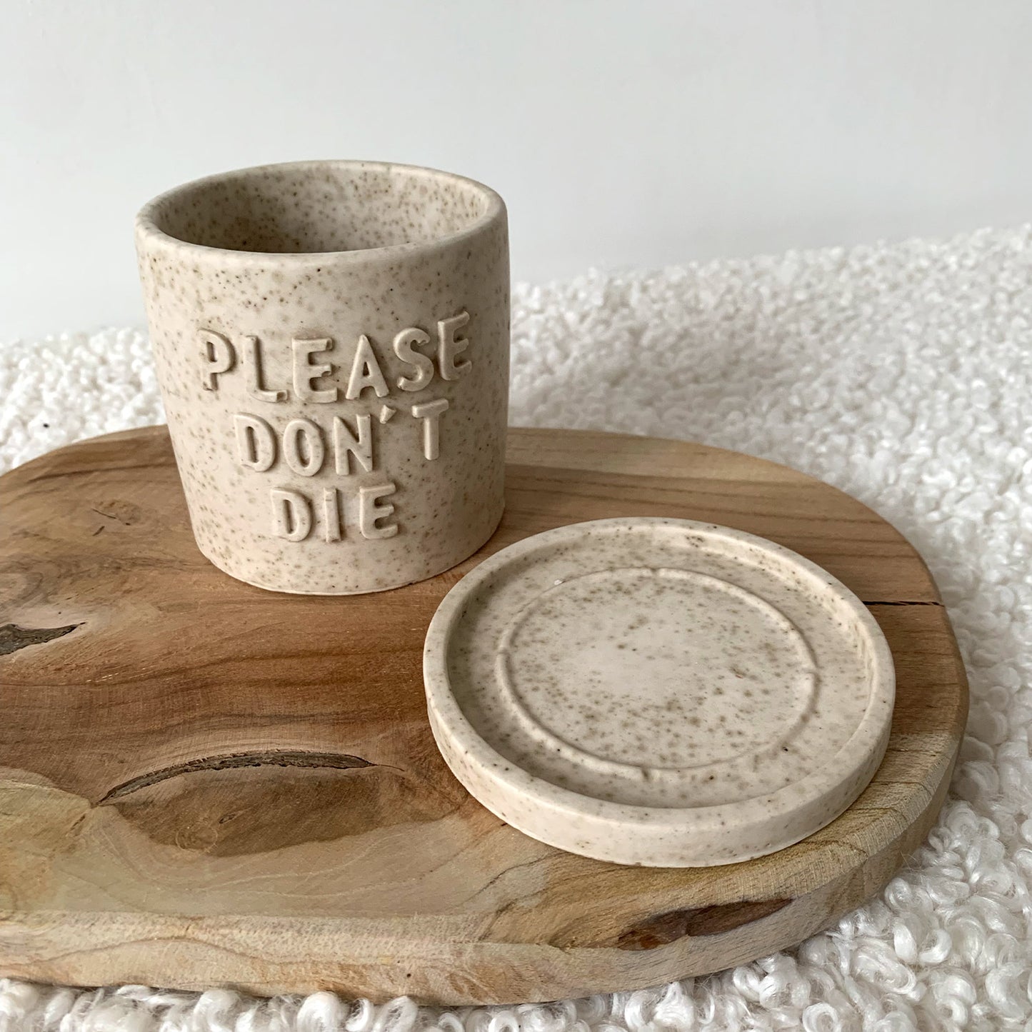 Cache-pot beige moucheté fait main avec soucoupe "Please don't Die" Iris