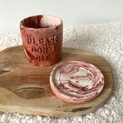 Cache-pot marbré "Please don't Die" fait à la main en jesmonite Iris rose et rouge